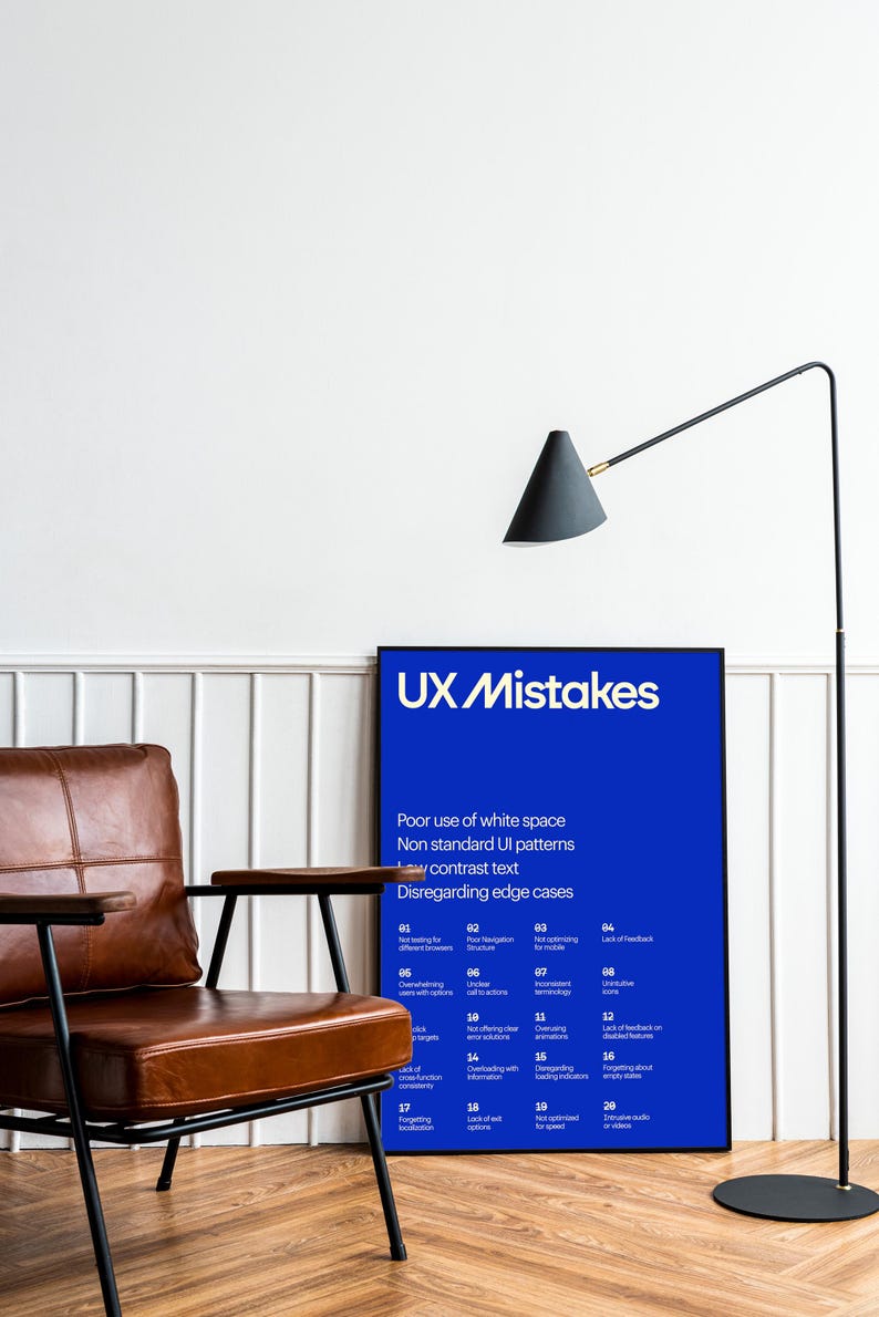 Op de afbeelding: Een poster met een blauwe achtergrond en witte tekst die "UX Mistakes" luidt. De poster somt veelvoorkomende UX-fouten op met nummers en korte beschrijvingen. De poster hangt aan een witte muur met een bruine leren fauteuil en een zwarte staande lamp op de voorgrond.