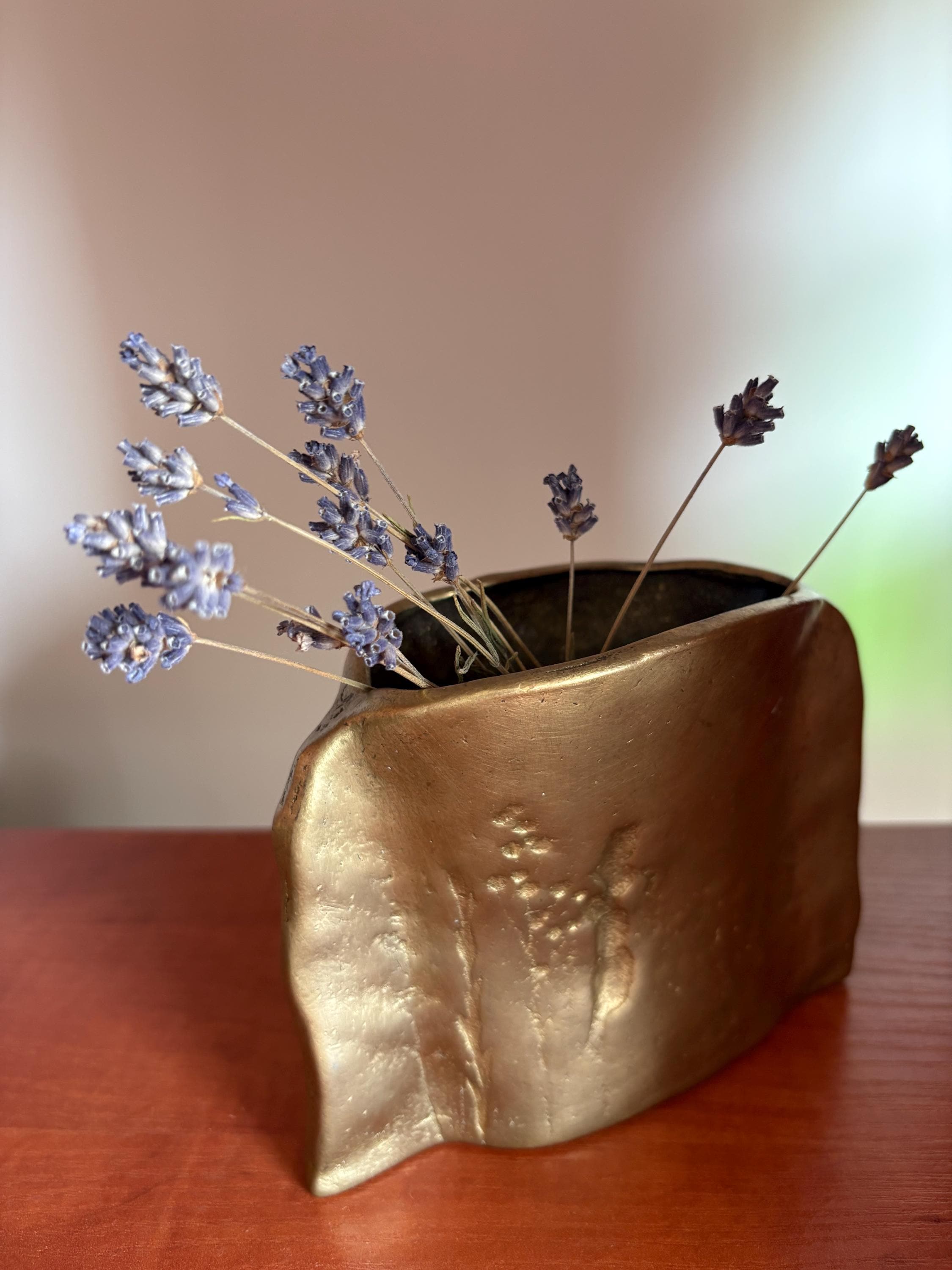 ダークブロンズ金属製花瓶 彫刻的なヴィンテージ ハンドメイド ブロンズ花瓶、ドロテア