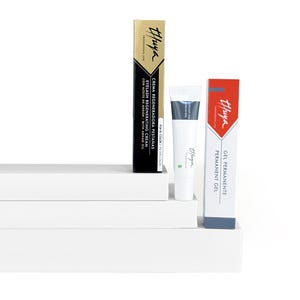 Könnte beinhalten: Drei Schönheitsprodukte der Marke Thuya werden auf einer weißen Oberfläche präsentiert. Die Artikel umfassen eine schwarz-goldene Schachtel mit der Aufschrift "EYELASH REGENERATING CREAM", eine weiße Tube und eine rot-weiße Schachtel mit der Aufschrift "GEL PERMANENTE".