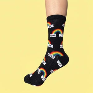 Calzini arcobaleno colorati - Calzini unisex neri divertenti - Calzini divertenti con nuvole e arcobaleno - Idea regalo per LGBT+, Pride - Festival