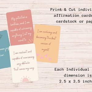 Puede incluir: Cuatro tarjetas de afirmaci&oacute;n imprimibles con mensajes positivos. Las tarjetas son en tonos de rosa, azul, melocot&oacute;n y crema con texto negro. Las tarjetas miden 2,5 x 3,5 pulgadas.