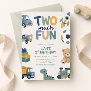 Peut inclure: Une carte d'invitation d'anniversaire avec le texte TWO MUCH FUN et LIAM'S 2ND BIRTHDAY. Le design présente des illustrations d'une voiture bleue, d'une fusée, d'un ballon de football, d'un avion, de blocs de construction, d'un ours en peluche, d'un camion benne, d'un dinosaure et d'un train.