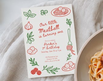 Może przedstawiać: Kremowe zaproszenie urodzinowe z czerwonymi i zielonymi ilustracjami makaronu, klopsików i ziół. Tekst brzmi "Our little Meatball is turning one" i zawiera szczegóły imprezy.