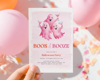 Può includere: Un invito per una festa di Halloween con tre illustrazioni di fantasmi rosa che brindano con cocktail. Il testo "BOOS & BOOZE" è visualizzato in un carattere giocoso. Dettagli: data, ora, luogo e RSVP.