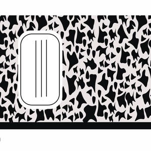 K&ouml;nnte beinhalten: Ein Notizbuch mit einem schwarz-wei&szlig;en Kuhmuster. Das Notizbuch hat ein wei&szlig;es rechteckiges Etikett mit drei vertikalen Linien. Der untere Rand des Notizbuchs ist schwarz. Das Logo The Little Library Corner befindet sich unten links.