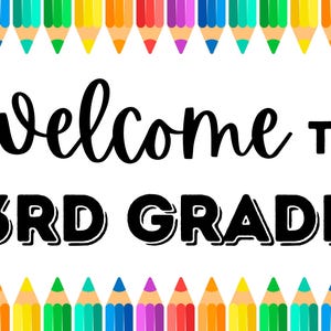 Könnte beinhalten: Ein weißes Schild mit dem Text "Welcome to 3rd Grade" in schwarzer Schrift. Bunte Bleistifte umranden das Schild oben und unten, was ein fröhliches, lehrreiches Thema für die Schule darstellt.