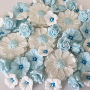 42 flores comestibles - Margaritas, rosas y petunias para decorar cupcakes o tartas. Elaboradas con fondant de azúcar, ideales para cumpleaños, aniversarios y bodas.