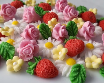 Puede incluir: Colección de decoraciones comestibles: rosas rosas, fresas rojas, margaritas blancas, flores amarillas y hojas verdes. Estas coloridas y detalladas decoraciones de azúcar son perfectas para pasteles.