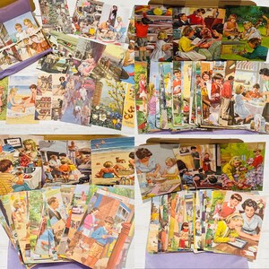 Peut inclure: Une collection de cartes illustrées vintage représentant des enfants dans différentes scènes. Les cartes sont colorées et représentent des activités quotidiennes, comme jouer, apprendre et profiter de la nature. Les cartes sont disposées dans une boîte, certaines se chevauchant.