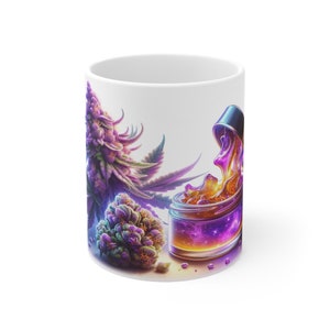 Può includere: Tazza in ceramica bianca con una vivace illustrazione di cime e foglie di cannabis viola, accanto a un barattolo con un liquido cosmico e colorato che fuoriesce. Il design ha un effetto neon luminoso.
