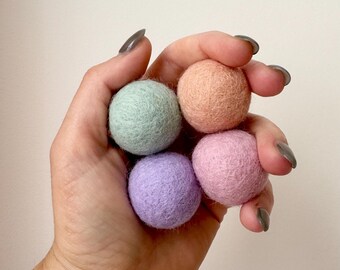 Kattenspeelgoeddoos met vilten ballen, wollen ballen met kattenkruid, een leuk cadeau voor kattenbezitters.