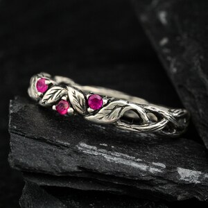 Anello in argento sterling con rubino e motivo a vite, fede nuziale a ramoscello, anello ispirato al bosco, anello ispirato alla natura, regalo con rubino per lei
