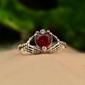 Bague Claddagh en argent sterling avec pierre de coeur simulée en rubis