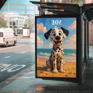 Puede incluir: Un anuncio de parada de autob&uacute;s presenta un perro d&aacute;lmata de dibujos animados con manchas negras, sentado en una playa con la palabra "ZOE" encima. El fondo muestra un cielo azul, el oc&eacute;ano y arena. El perro tiene una expresi&oacute;n feliz.