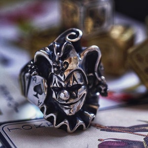 Anel Joker de Prata S925 com Caveira, Carta de Baralho e Detalhes de Dados, Joia Oxidada Masculina Arrojada, Anel Artesanal para Colecionador Gótico