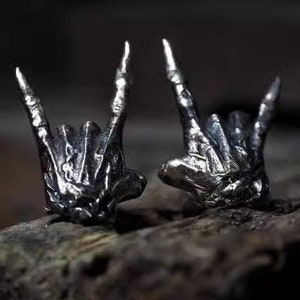 Kolczyki Rock On Gesture ze srebra próby 925, klasyczny duch rock and rolla, znak rogów, dostępne pojedynczo lub w parze