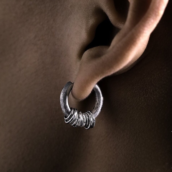 Pendientes de aro temperamento de plata de ley, pendiente de textura martillada única, pendiente de aros Huggie para hombre, pendiente de acabado de plata oxidada seleccionable