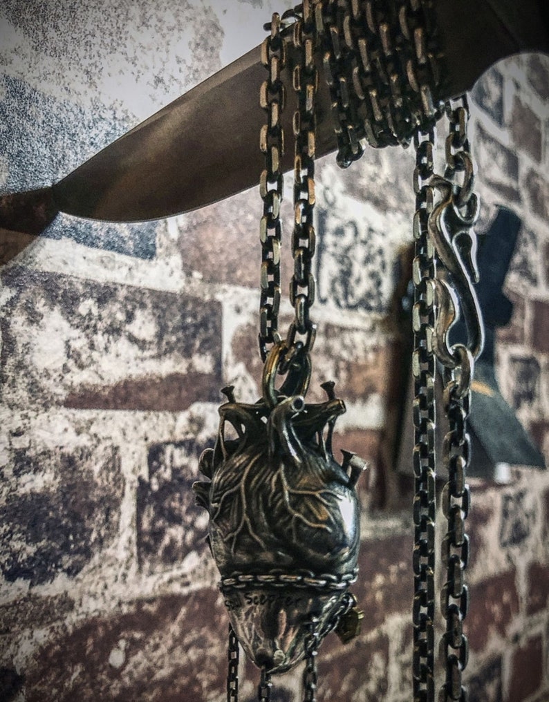 Combined with pendant effect, the product does not include a pendant.