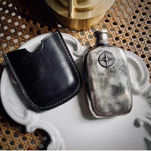 Fiaschetta da whisky in argento sterling con bussola, fiaschetta da viaggio da collezione realizzata a mano in custodia di pelle, regalo di lusso per gentiluomini avventurieri immagine 2