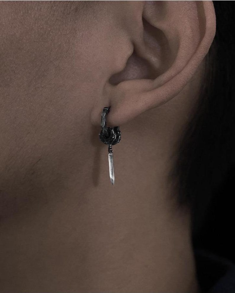 Dunkel oxidierter Spike Hoop Ohrring, S999 Feinsilber Gothic Baumeln für Männer, robuster gehämmerter Punk Schmuck, minimalistisches rustikales ästhetisches Geschenk Bild 6