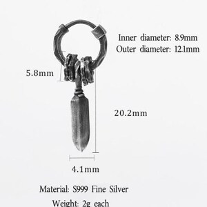 K&ouml;nnte beinhalten: Silberner Ohrring mit einem dolchf&ouml;rmigen Anh&auml;nger. Der Ohrring hat einen Innendurchmesser von 8,9 mm und einen Au&szlig;endurchmesser von 12,1 mm. Der Anh&auml;nger ist 20,2 mm lang und 4,1 mm breit. Aus S999 Feinsilber, wiegt 2 g.