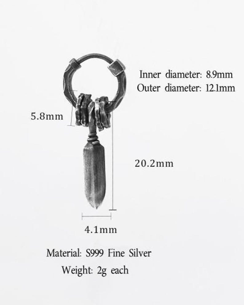 K&ouml;nnte beinhalten: Silberner Ohrring mit einem dolchf&ouml;rmigen Anh&auml;nger. Der Ohrring hat einen Innendurchmesser von 8,9 mm und einen Au&szlig;endurchmesser von 12,1 mm. Der Anh&auml;nger ist 20,2 mm lang und 4,1 mm breit. Aus S999 Feinsilber, wiegt 2 g.
