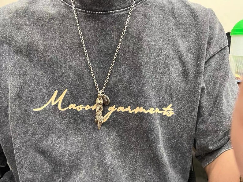 Combined with pendant effect, the product does not include a pendant.