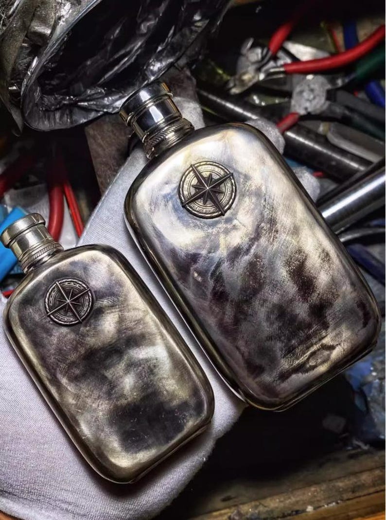 Fiaschetta da whisky in argento sterling con bussola, fiaschetta da viaggio da collezione realizzata a mano in custodia di pelle, regalo di lusso per gentiluomini avventurieri immagine 3