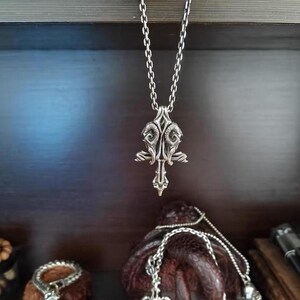 Combined with pendant effect, the product does not include a pendant.