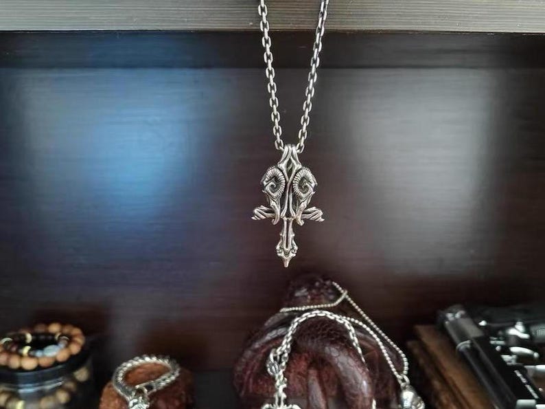 Combined with pendant effect, the product does not include a pendant.