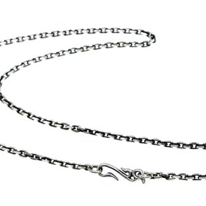 Op de afbeelding: Een zilveren ketting met een karabijn sluiting. De ketting is gemaakt van kleine, met elkaar verbonden cirkels.