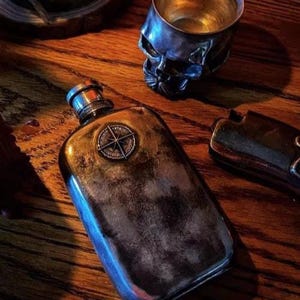 Fiaschetta da whisky in argento sterling con bussola, fiaschetta da viaggio da collezione realizzata a mano in custodia di pelle, regalo di lusso per gentiluomini avventurieri immagine 4