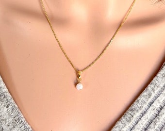 Gold chain with pearl pendant