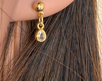 18 k gold earrings with transparent stone