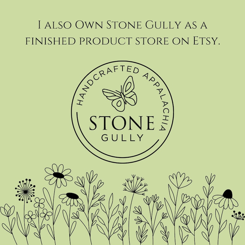 以下が含まれることがあります： 蝶と「ストーン・ガリー」の文字が描かれた、ストーン・ガリー・ハンドクラフト・アパラチアのための白黒のロゴ。「ハンドクラフト・アパラチア」の文字が書かれた円に囲まれています。ロゴは、花と植物の黒い線画の縁取りが施された薄い緑色の背景に配置されています。