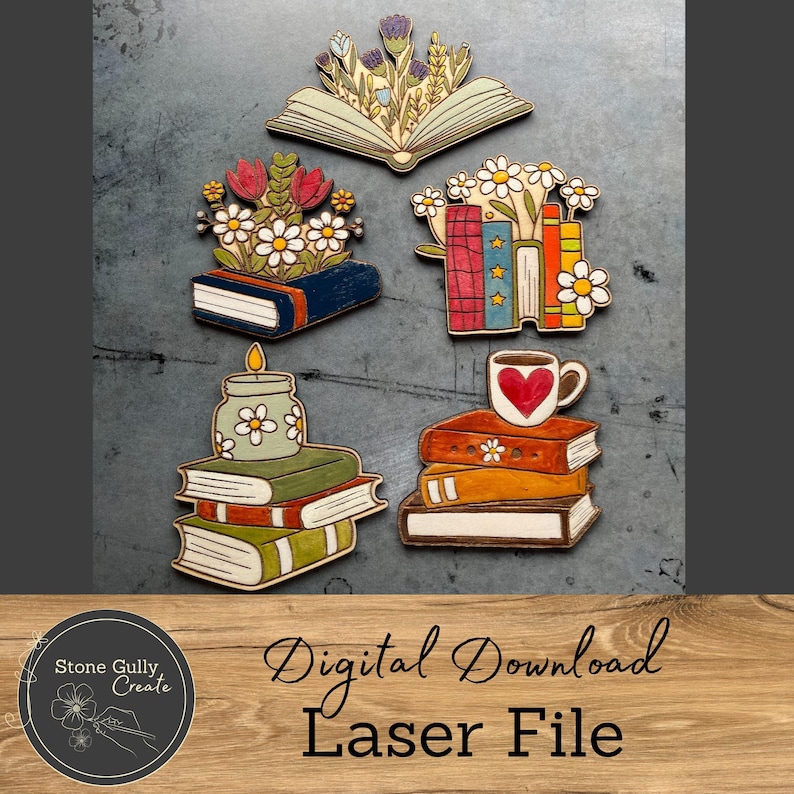 K&ouml;nnte beinhalten: F&uuml;nf lasergeschnittene Holzdesigns von B&uuml;cherstapeln. Jedes Design zeigt einen anderen B&uuml;cherstapel mit Blumen, einer Kerze oder einer Tasse Kaffee. Die Designs sind perfekt f&uuml;r Bastelprojekte.