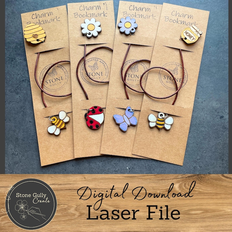 以下が含まれることがあります： 革ひもが付いたレーザーカットの木製チャームブックマーク4つ。チャームは、蜂、テントウムシ、蝶、花です。ブックマークには「チャームブックマーク」と「ストーンガリー」の文字が書かれています。デジタルダウンロードレーザーファイル。