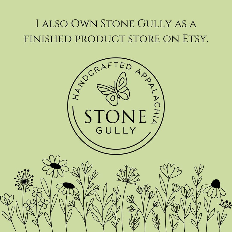 K&ouml;nnte beinhalten: Schwarzwei&szlig;es Logo f&uuml;r Stone Gully Handcrafted Appalachia, mit einem Schmetterling und dem Text "Stone Gully". Das Logo ist von einem Kreis mit dem Text "Handcrafted Appalachia" umgeben. Das Logo befindet sich vor einem hellgr&uuml;nen Hintergrund mit einem Rand aus schwarzen Linienzeichnungen von Blumen und Pflanzen.