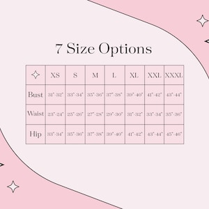 Pu&ograve; includere: Una tabella di taglie con sette opzioni di taglia per abbigliamento: XS, S, M, L, XL, XXL e XXXL. La tabella elenca le misure di busto, vita e fianchi in pollici.