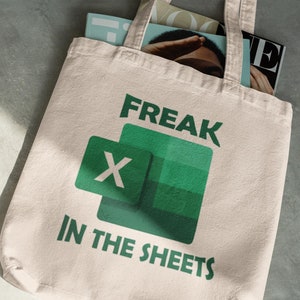 Könnte beinhalten: Eine weiße Canvas-Tragetasche mit einem grünen Excel-Logo und dem Text "FREAK IN THE SHEETS".
