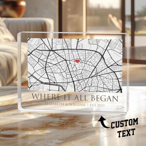 Decoración de escritorio de acrílico grabada con nombre y mapa personalizados para compromisos de recién comprometidos: pieza de exhibición gruesa personalizable