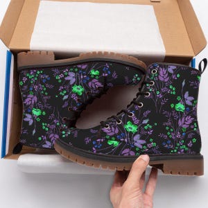 Stivali da donna con fiori Stivali da combattimento Whimsigoth Regali, Scarpe floreali scure per ragazze streghe Stivali da combattimento in pelle floreale scura Stivali floreali gotici