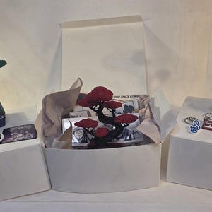 Variety Box, 3d gedruckter Bonsaibaum und Schlüsselanhänger, Aufkleber und Magnet