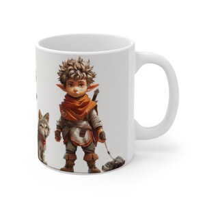 Op de afbeelding: Witte keramische mok met een kleurrijke illustratie van een jong, elfachtig personage met bruin haar, dat een bruin en oranje outfit draagt, een zwaard vasthoudt en een wolf uitlaat.