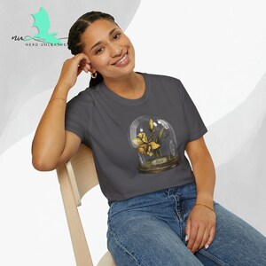 Maart geboortemaand bloemengrafiek mystiek gotisch stilleven unisex softstyle T-shirt