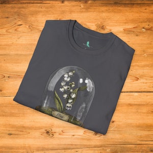 Mei geboortemaand bloemengrafiek mystiek gotisch stilleven unisex softstyle T-shirt