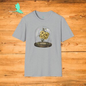Februari Geboortemaand Bloemengrafiek Mystieke Gotische Stilleven Unisex Softstyle T-shirt
