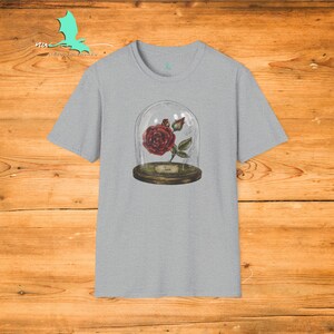 Juni geboortemaand bloemengrafiek mystieke gotische roos stilleven unisex softstyle T-shirt