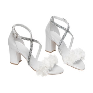 Weiße Strappy Heels für Bräute