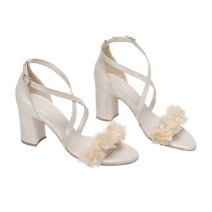 Tacones con tiras de color marfil para boda